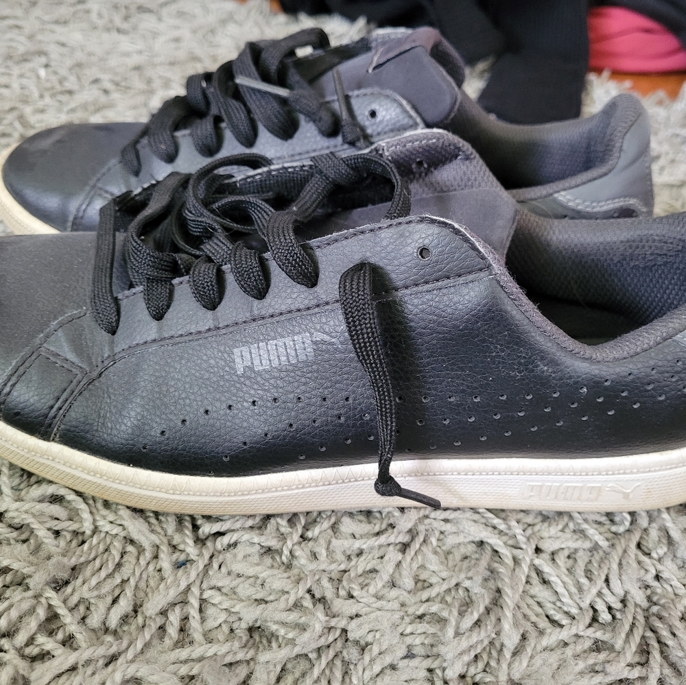 Black puma sneakers